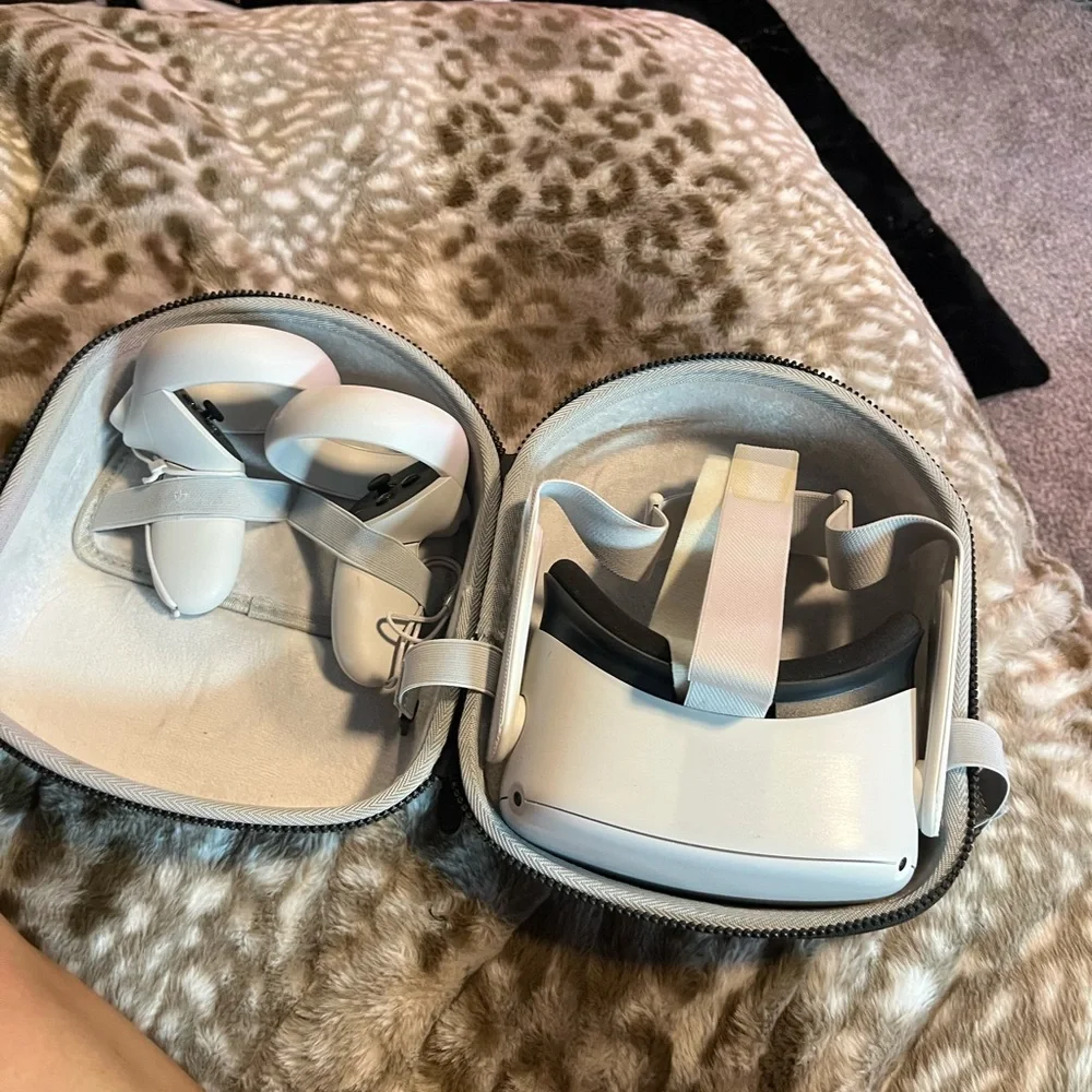 Oculus Standalone VR Headset - White and Beige